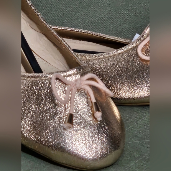 Musshoe Chic Gold Loafers with Bow Accent - Picture 4 of 10